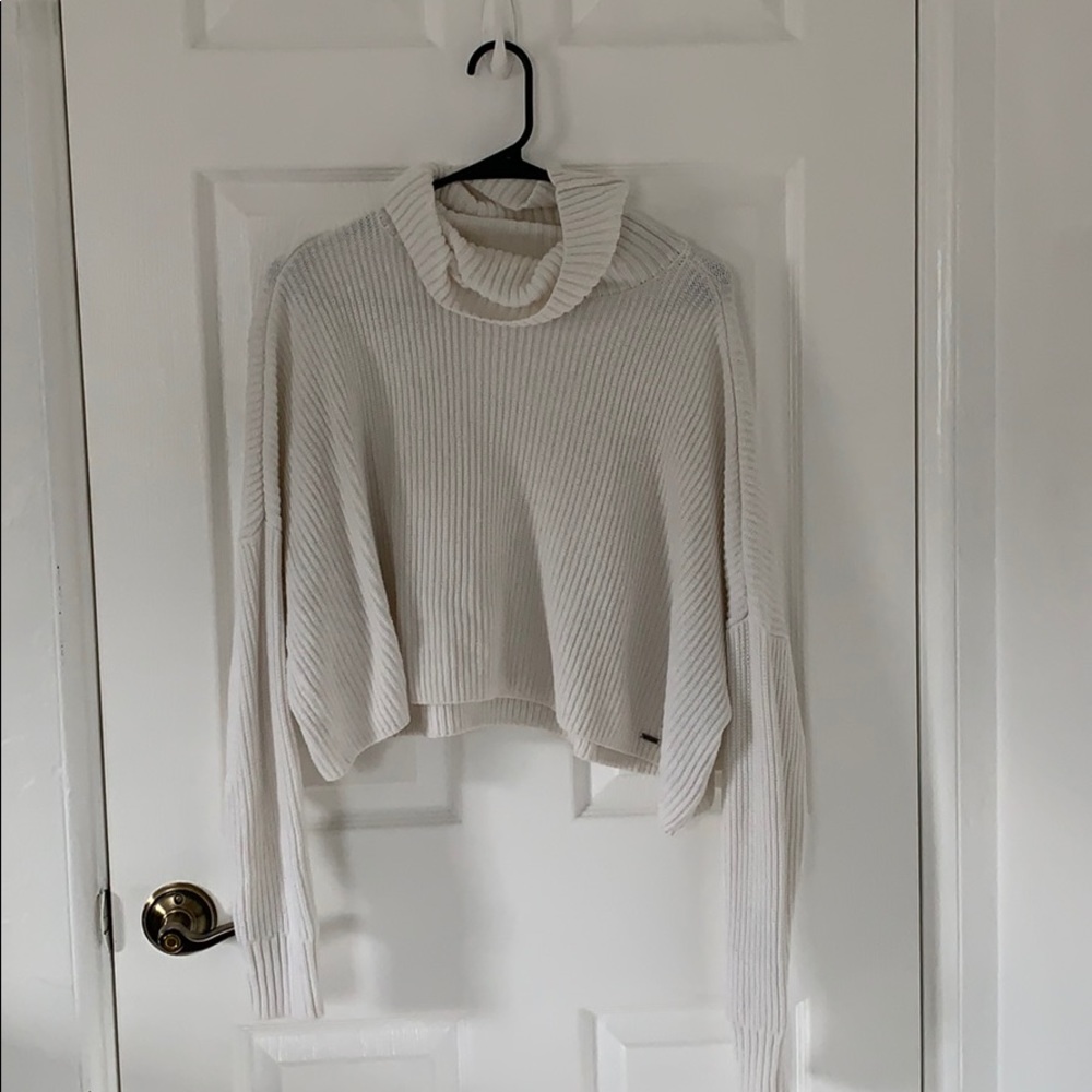 Hollister Cream Cropped Sweater Turtleneck